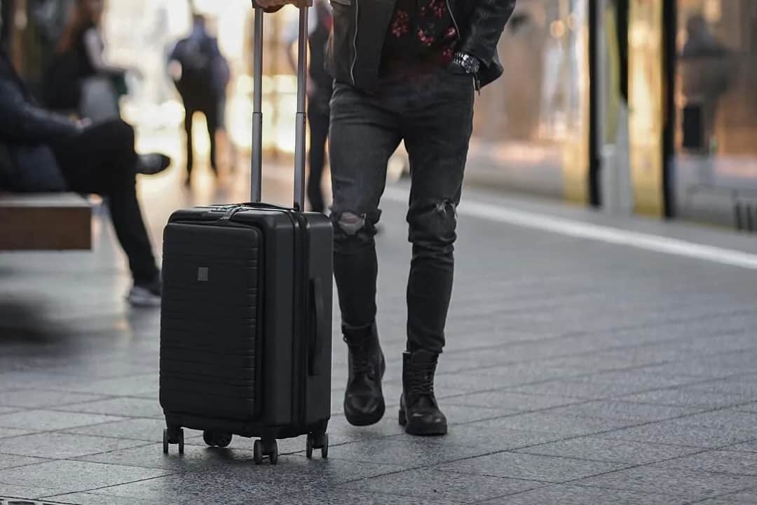 Jak zważyć walizkę bez wagi? Proste sposoby na dokładne oszacowanie wagi