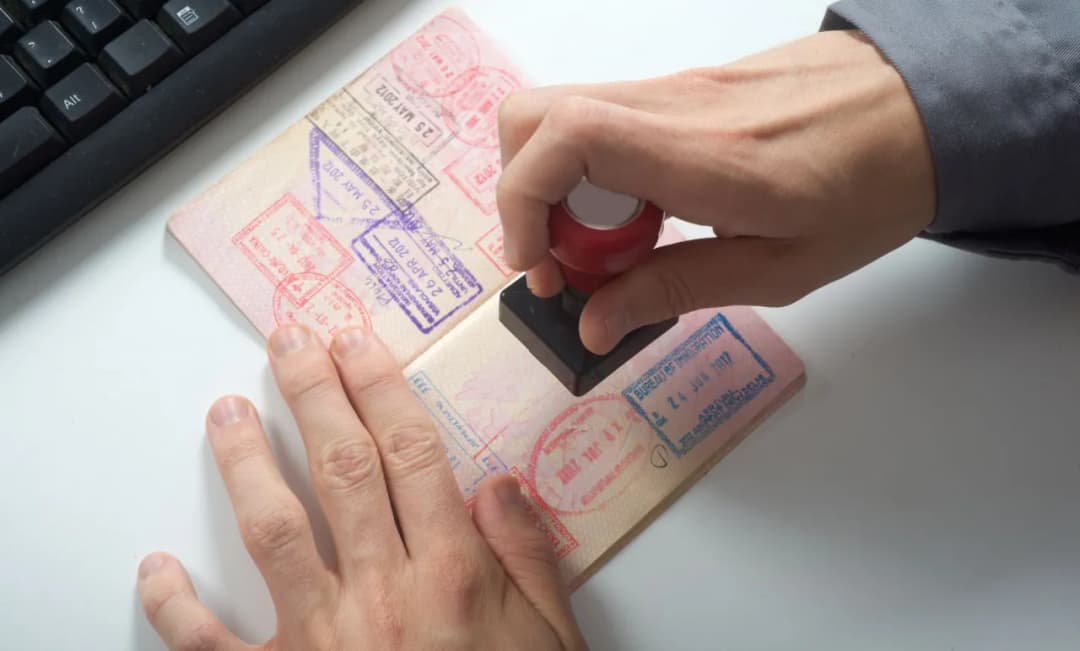 Co oznaczają pieczątki w paszporcie? Ważne informacje dla podróżnych